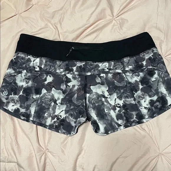 Lululemon Speed Up Shorts NWOT Black White Roses Flowers Athletic Running Sz 10 - Picture 4 of 8